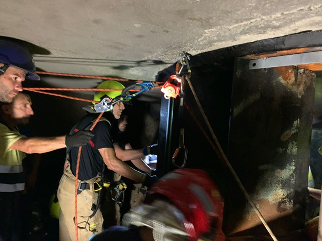 Momento del rescate de los dos trabajadores heridos en la central hidroeléctrica de Plasencia, atrapados en una turbina