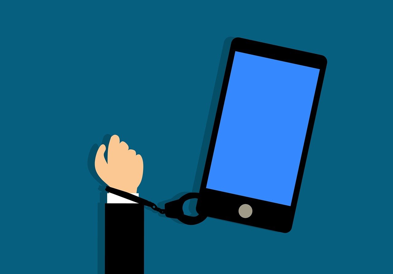 Mano encadenada a una pantalla