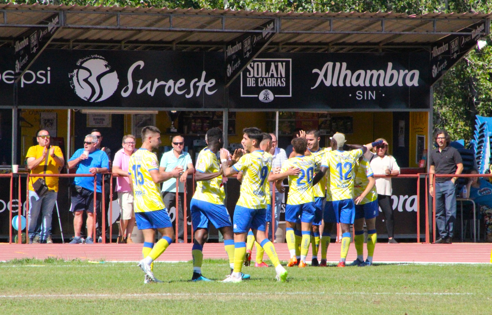 Los jugadores del Villafranca celebran el primer gol ante el Jerez.