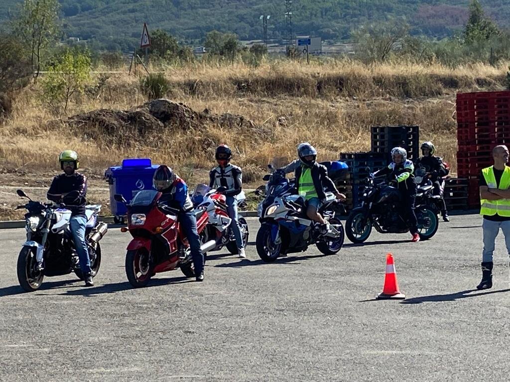 Moteros haciendo practicas de seguridad vial 