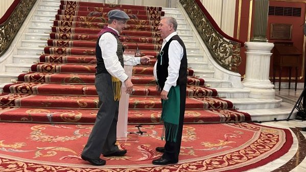 El presidente de la cofradía entrega la distinción al romero de honor 
