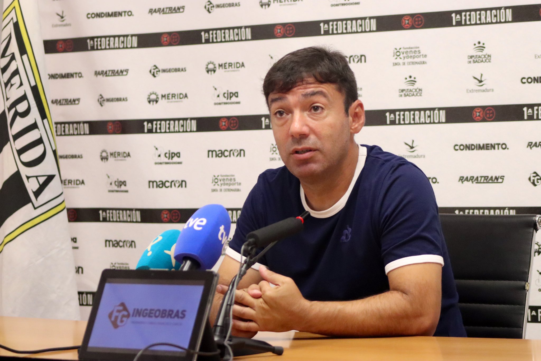Rai, ya ex técnico del Mérida, en la sala de prensa del Romano.