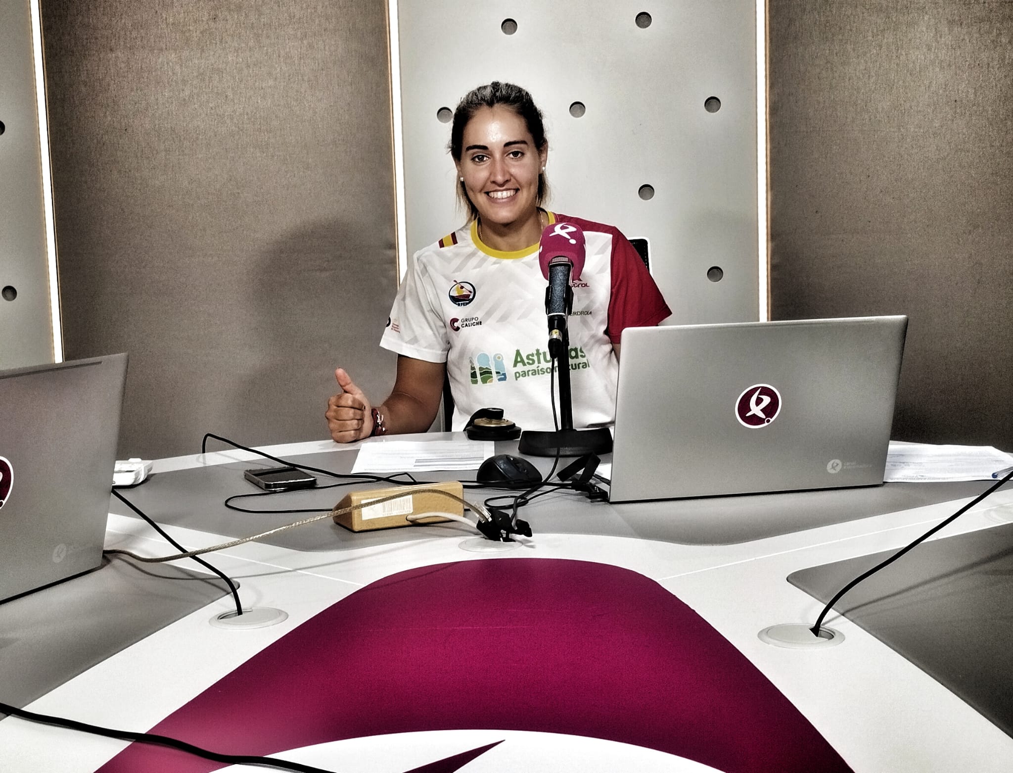 Estefanía Fernández en los estudios de Canal Extremadura Radio.