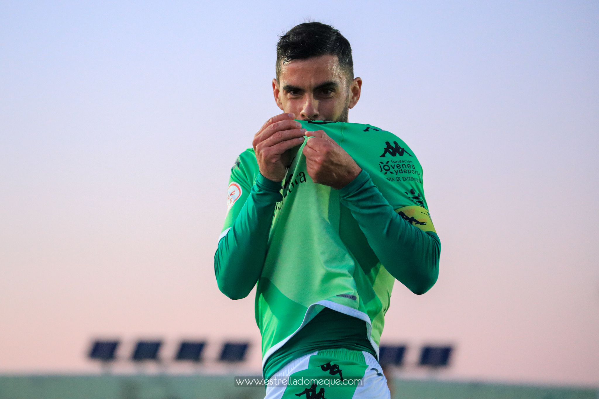 Ángel Pajuelo besándose el escudo del Villanovense.