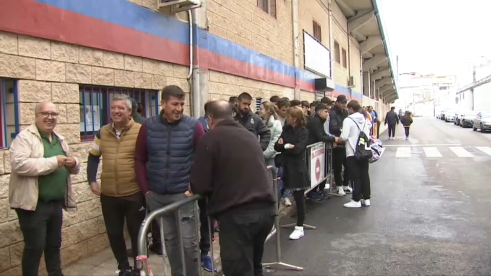 Cola en la puerta del Francisco de la Hera para comprar una entrada para el Hernán Cortés Betis