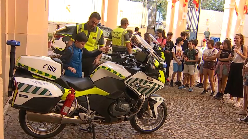 Escolares viendo las motos de la Agrupación de Tráfico de la Guardia Civil