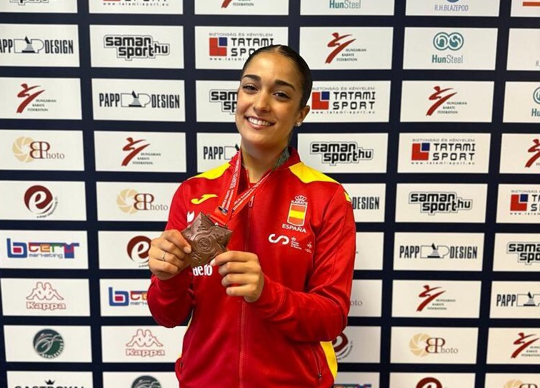 Paola García Lozano con la medalla de bronce