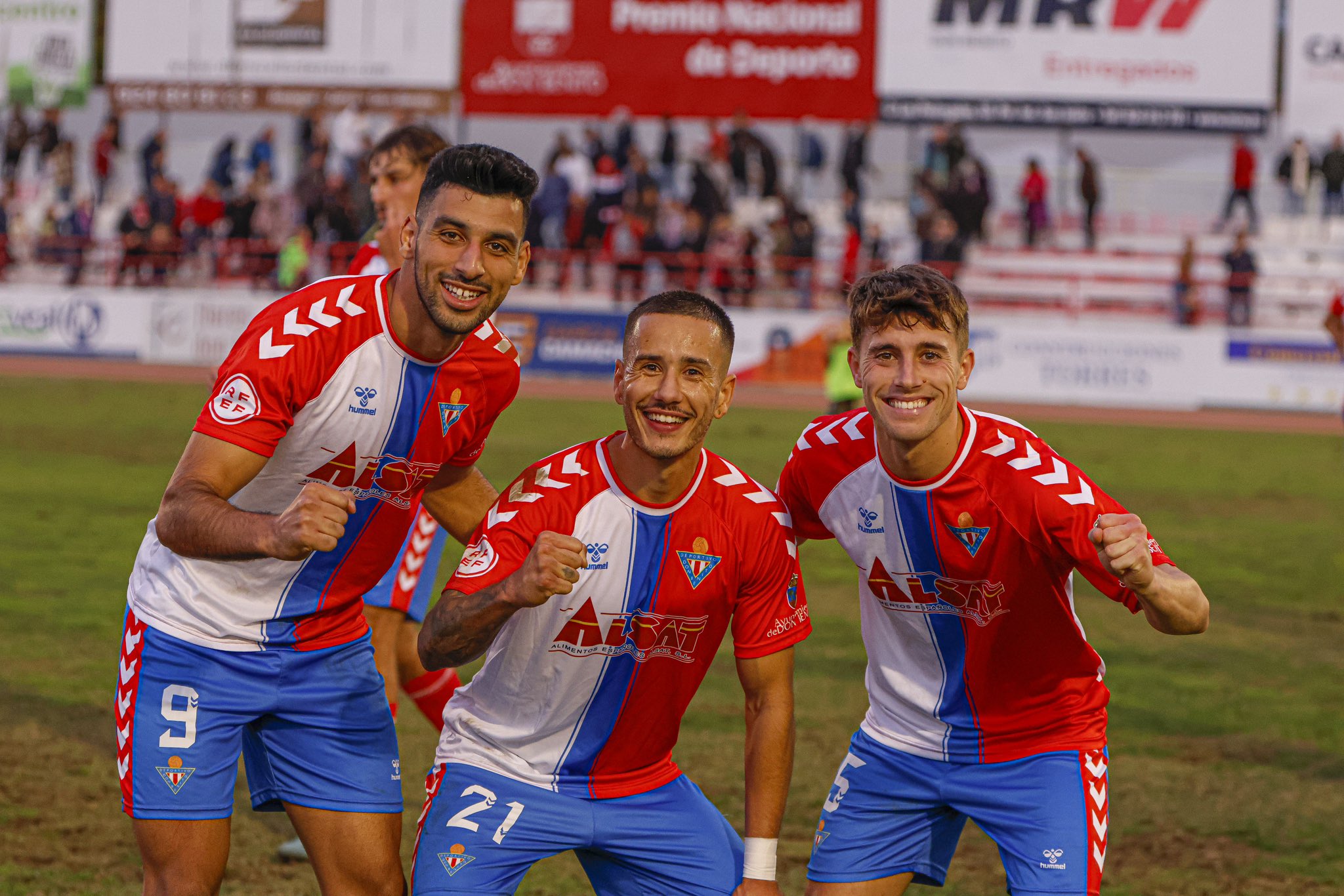 Osama, Álex Benítez y Ponce celebran uno de los triunfos del Don Benito.