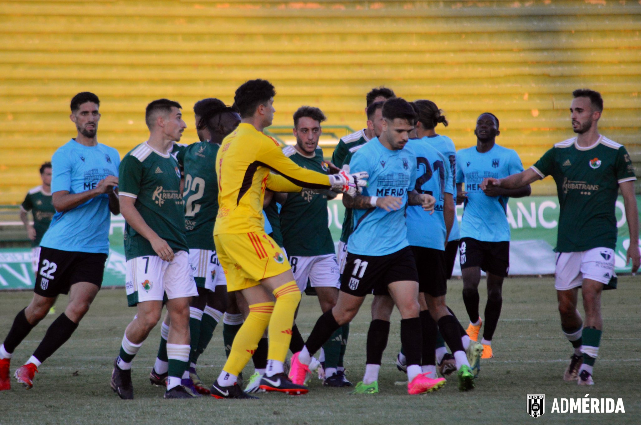 Los jugadores del Mérida y del Cacereño, en crisis ambos, enfrentándose en pretemporada.