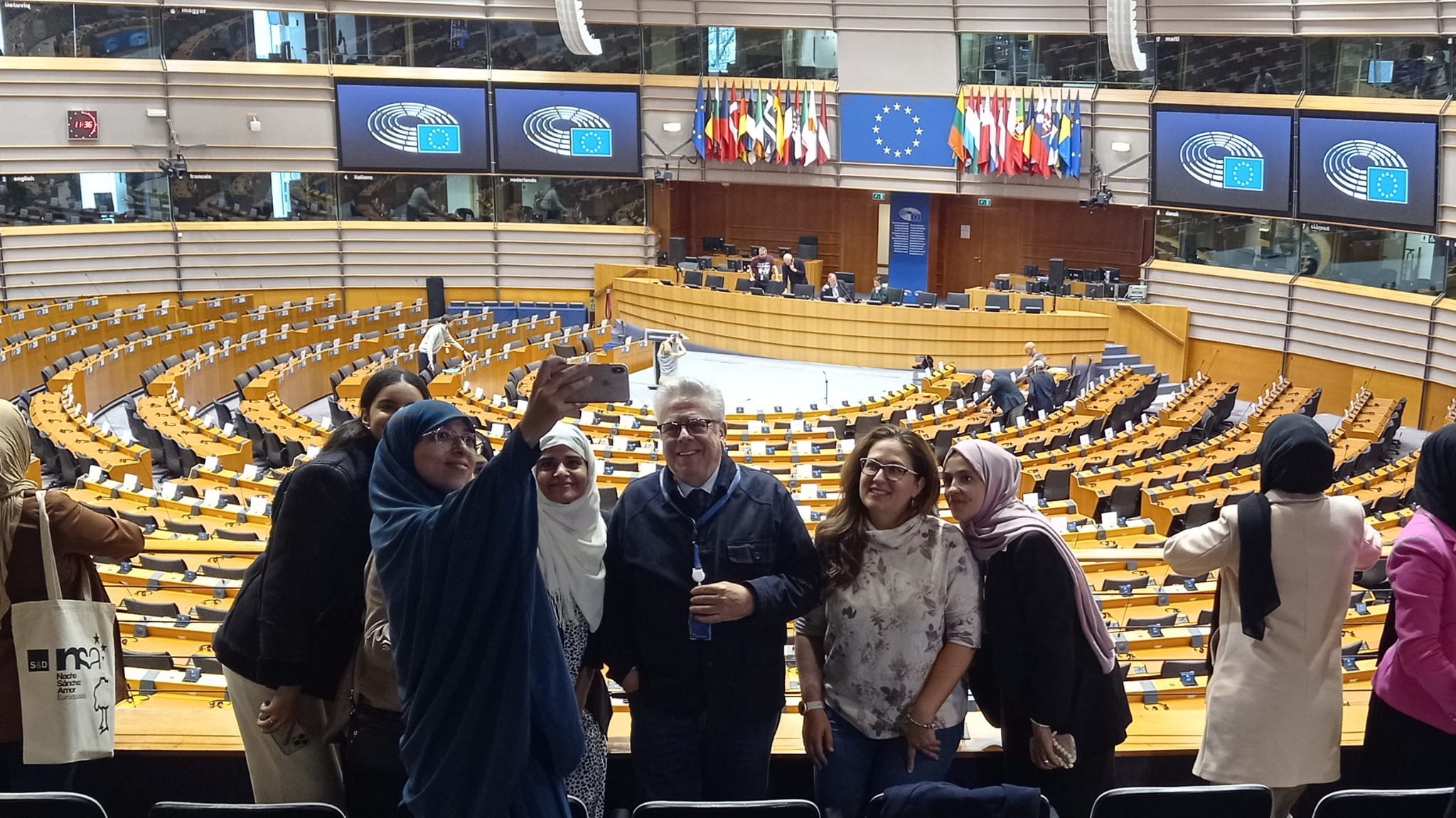 Mujeres musulmanas en el Parlamento Europeo con el eurodiputado Ignacio Sánchez Amor