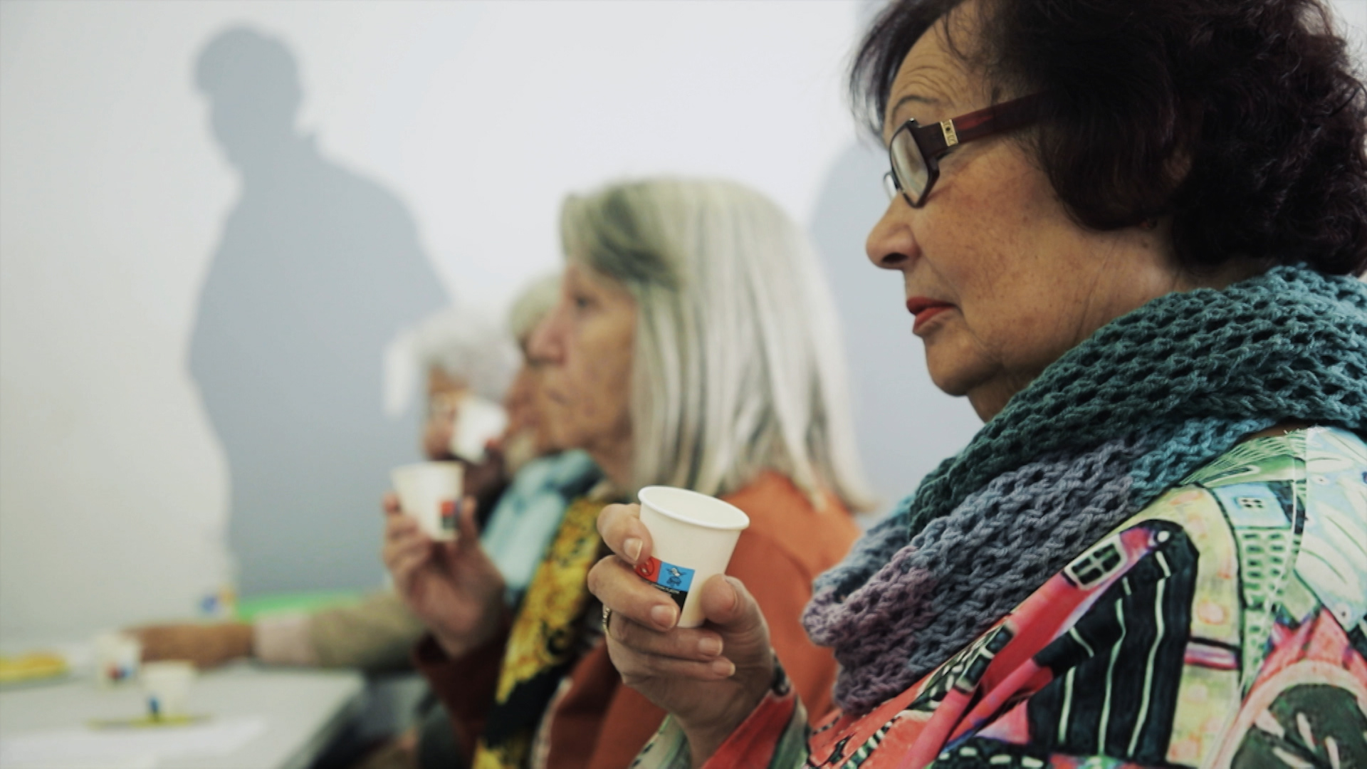 Mujer participando en una cata de aceite 
