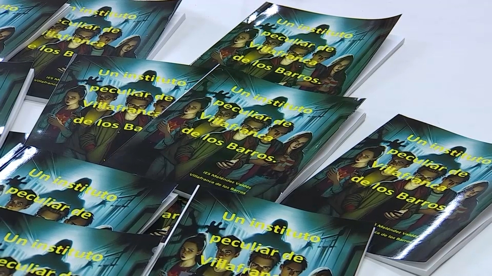 Varios ejemplares del libro 'Un instituto peculiar de Villafranca de los Barros'
