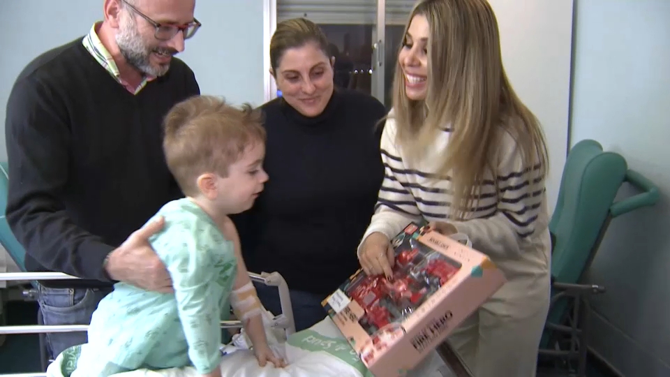 Entrega de regalos en el Materno Infantil