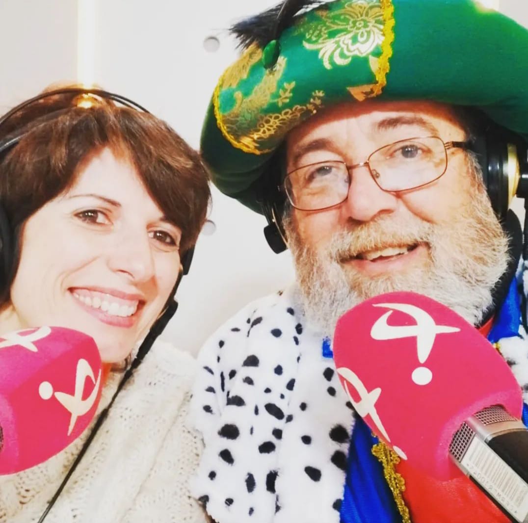 Juan Carlos Acosta con atuendo navideño y Ana Gragera