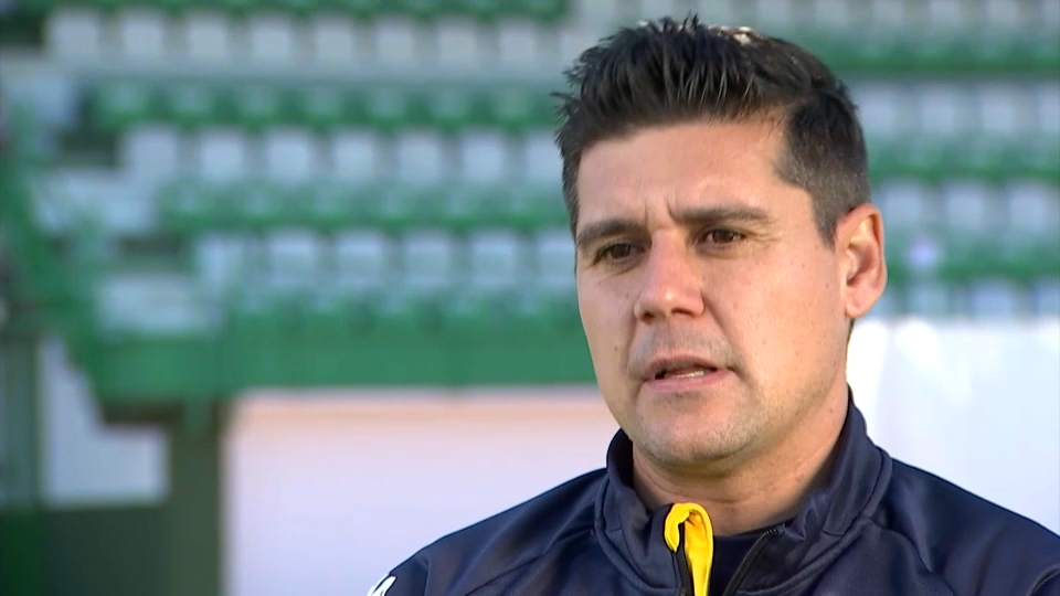 Gus durante una entrevista a Canal Extremadura