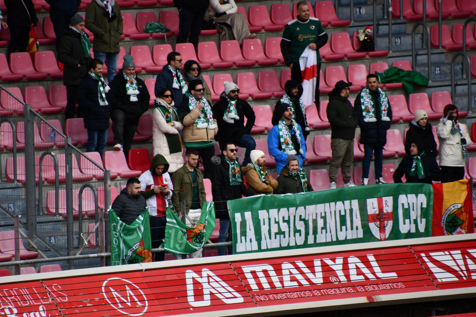 La afición del Cacereño en Los Pajaritos de Soria.