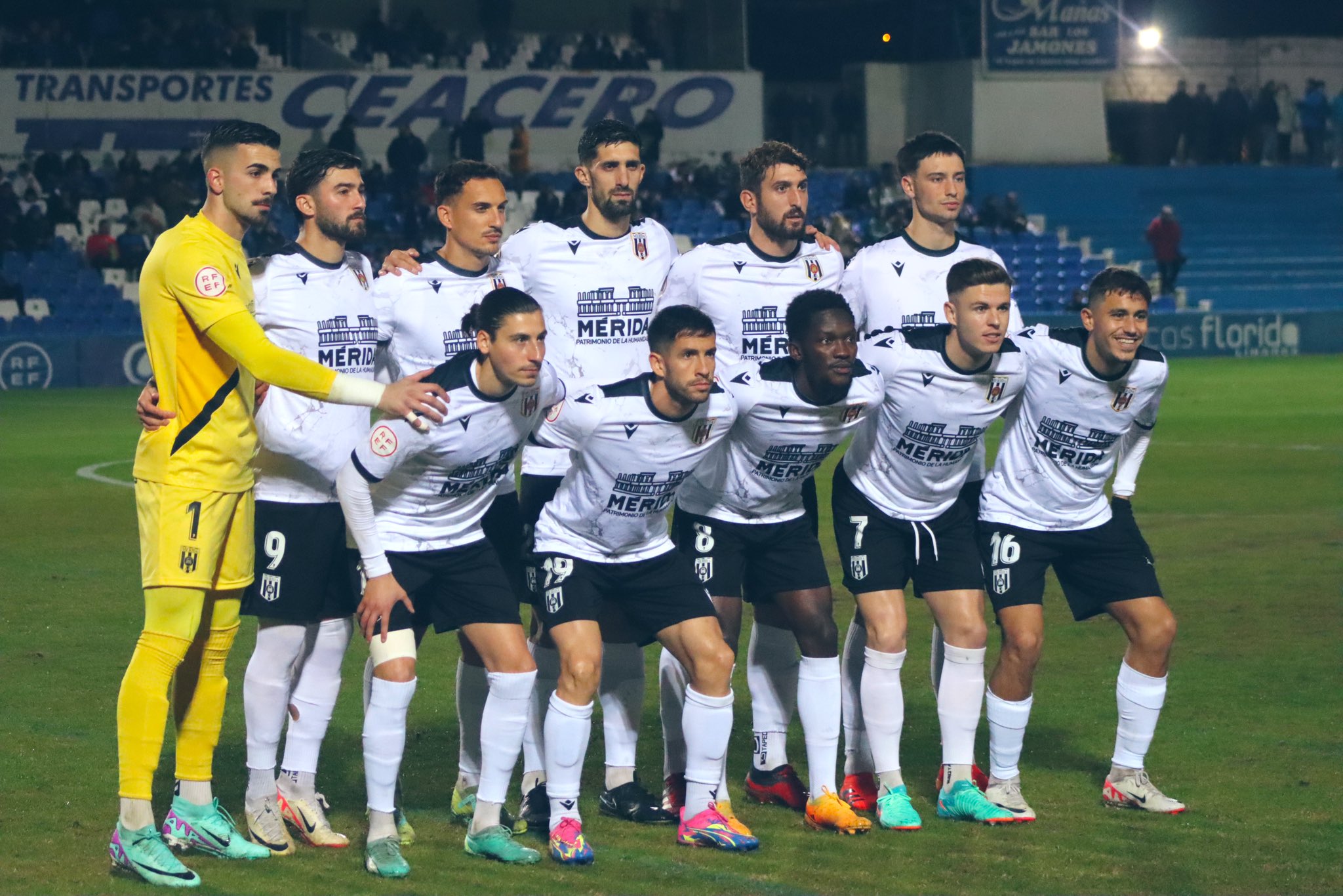 Once inicial del Mérida en Linarejos.
