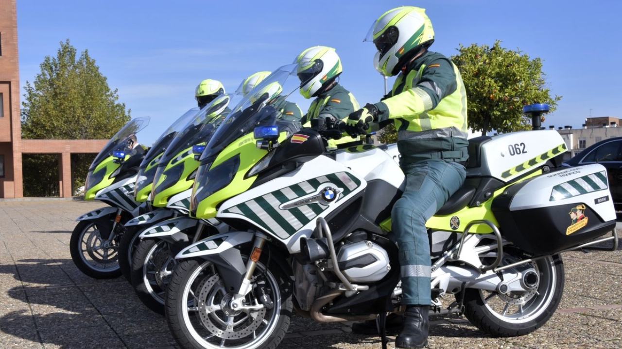 Agentes de la escuela de tráfico de la Guardia Civil en Mérida
