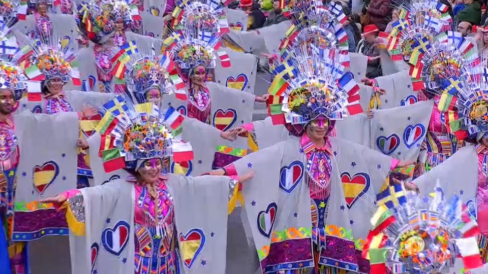 La comparsa 'Los Tukanes' de Alange conquista Europa con su traje de carnaval