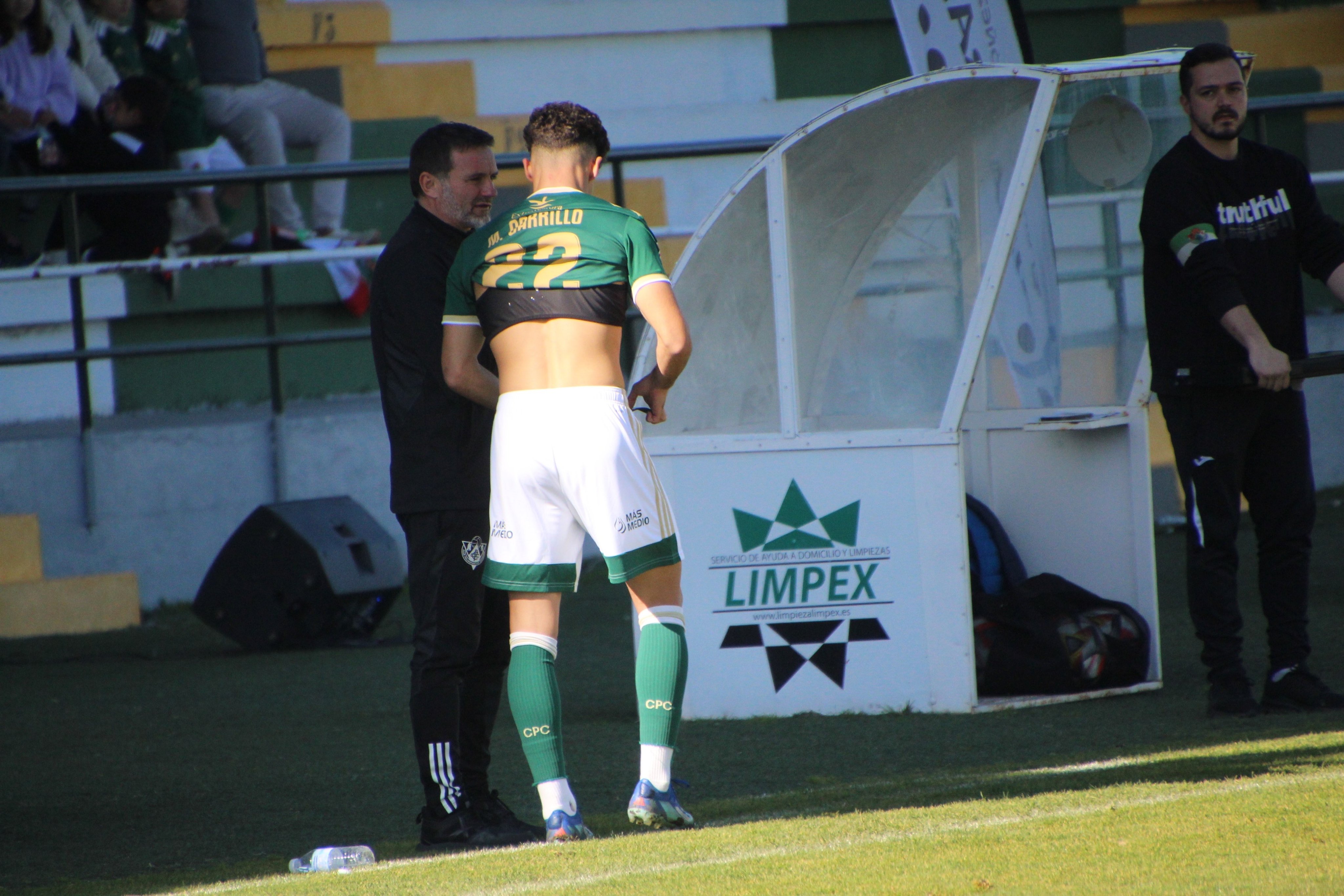 Julio Cobos da indicaciones a un jugador del CP Cacereño.