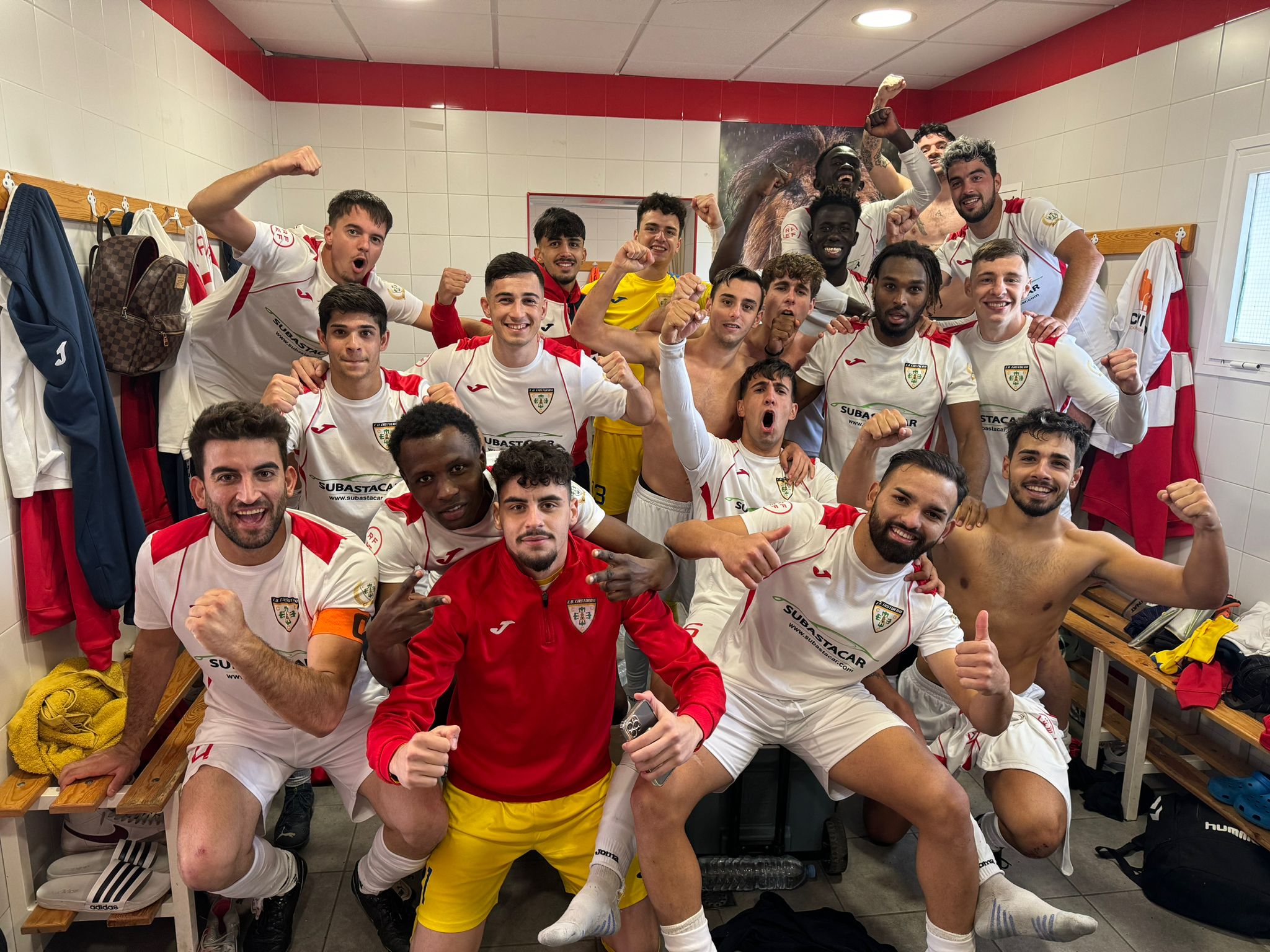 Los jugadores del Castuera celebran uno de sus triunfos en el vestuario del Manuel Ruiz.