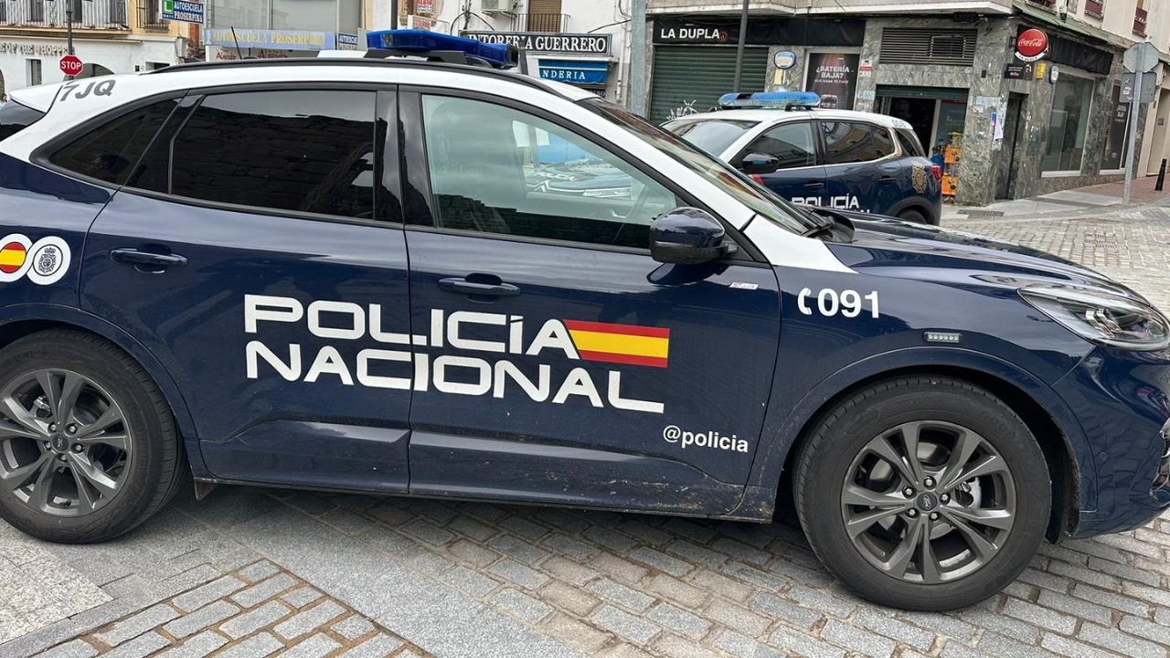 Vehículo de la Policía Nacional en Mérida tras la entrega de la menor a su madre