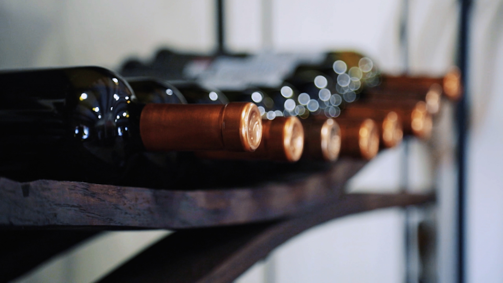 Botellas de vino en una estantería