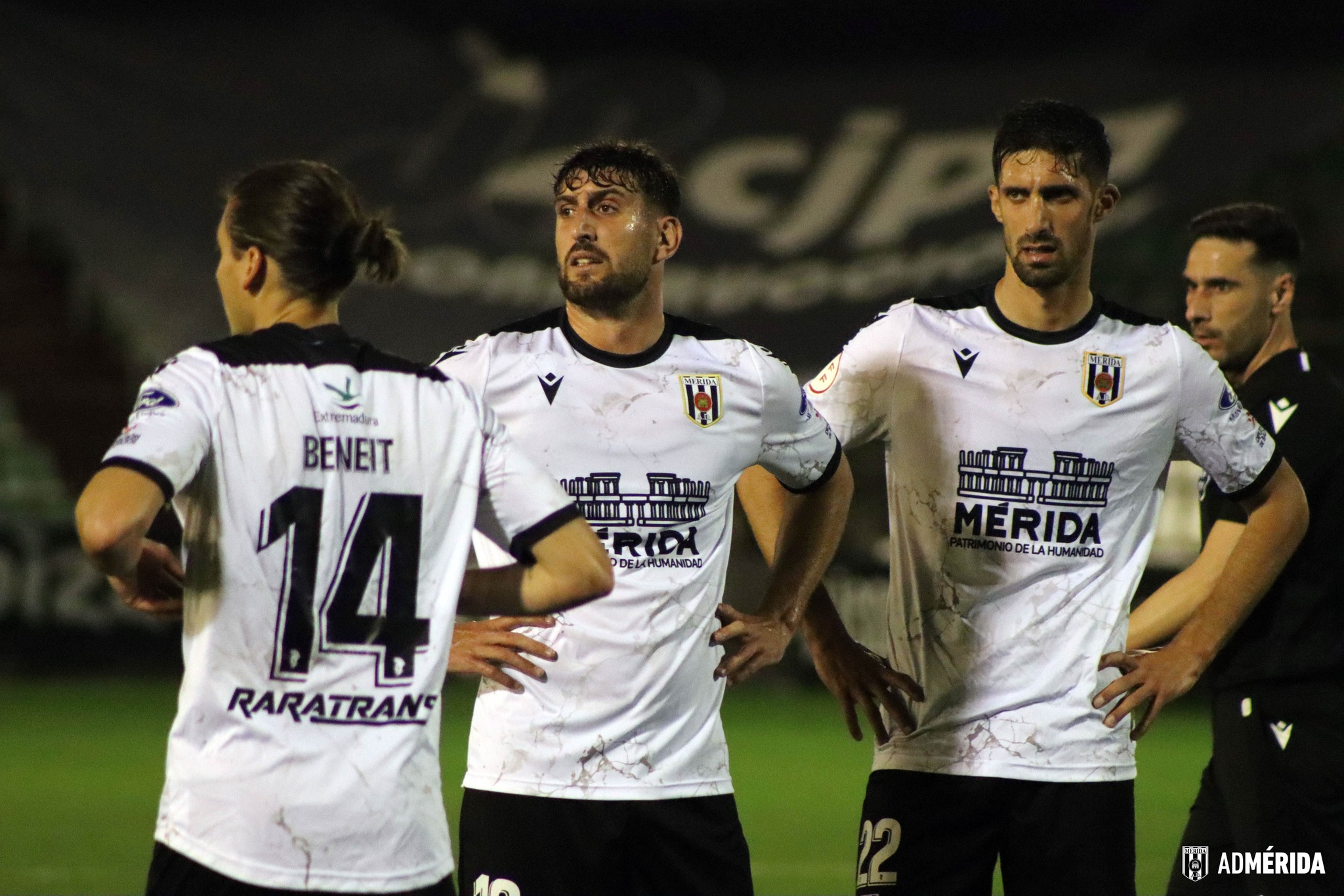 Los emeritenses Beneit, Bourdal y Eliseo Falcón en el duelo ante el Alcoyano.