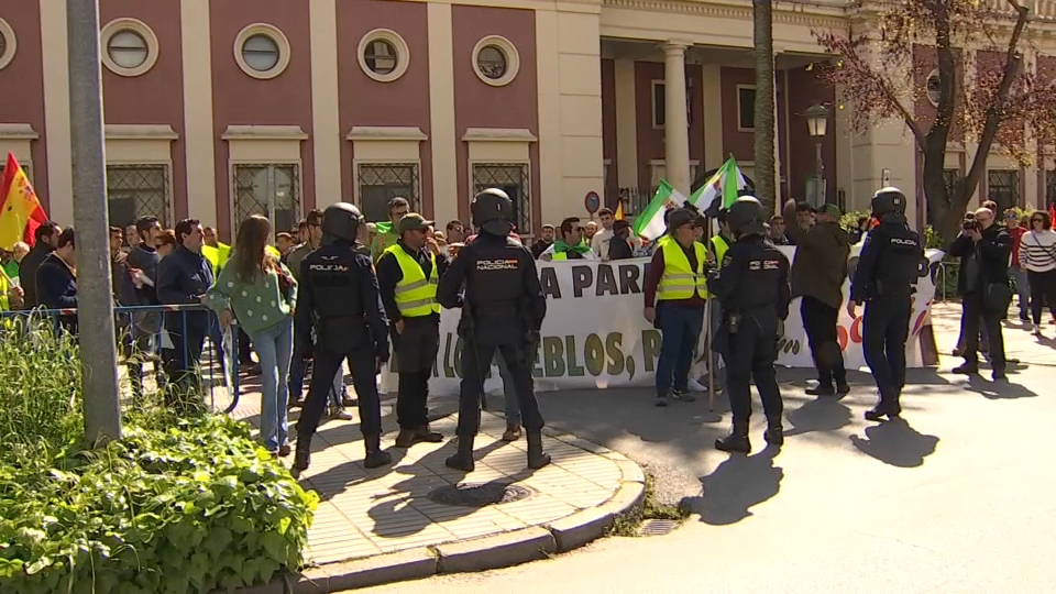 Agricultores y ganaderos vuelven a protestar en Badajoz