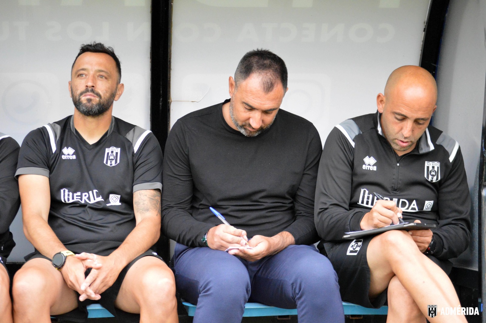 Juanma Barrero y Sergio Cano, junto a Juancho Pozo, en el banquillo del Romano.