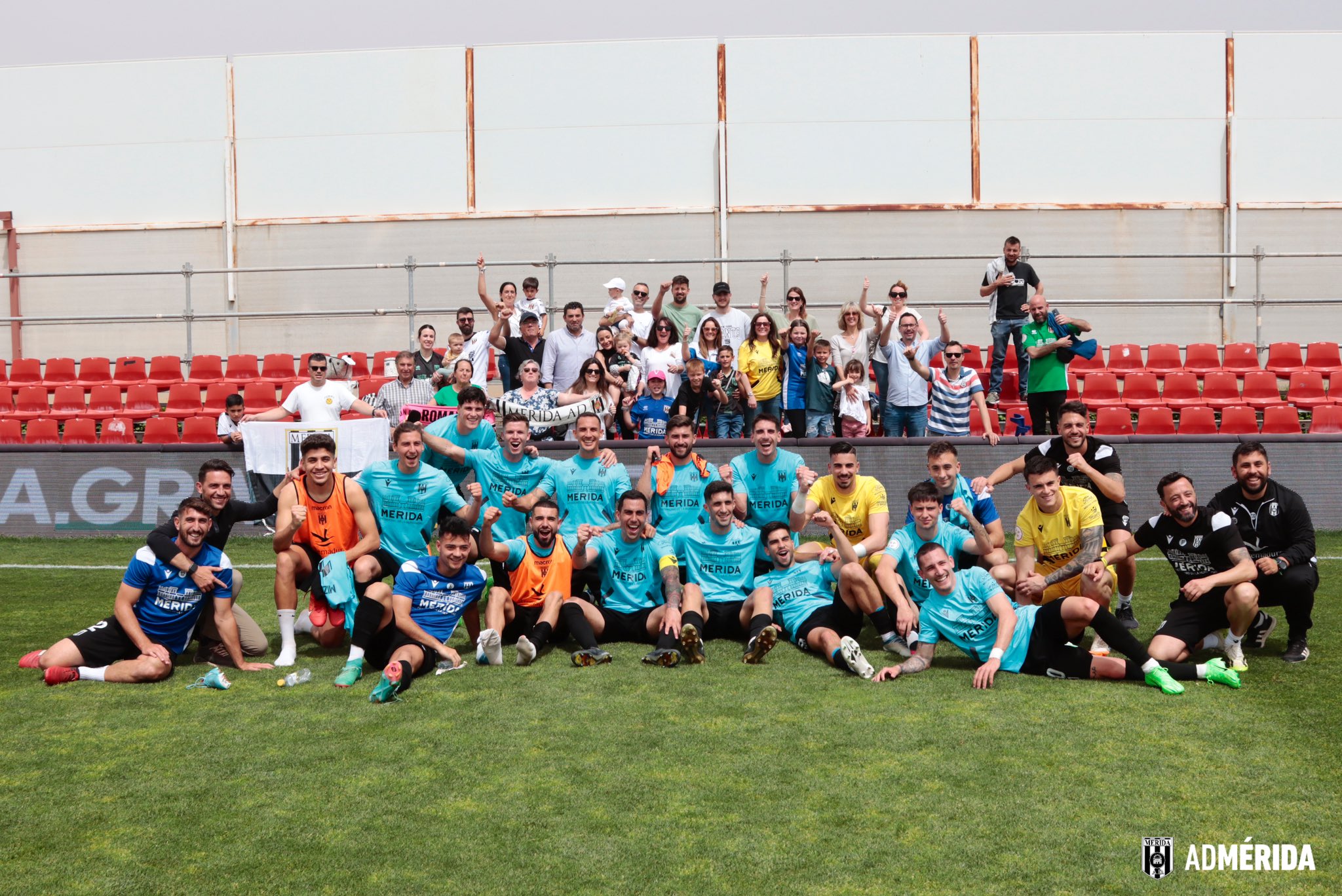 El Mérida celebra con su afición la victoria en Granada.