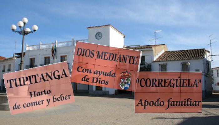 Placas y de fondo la plaza de Castilblanco