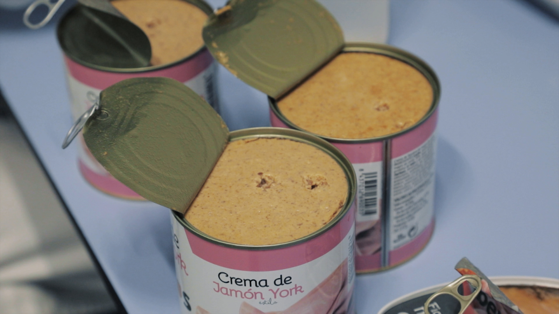 Latas de paté abiertas
