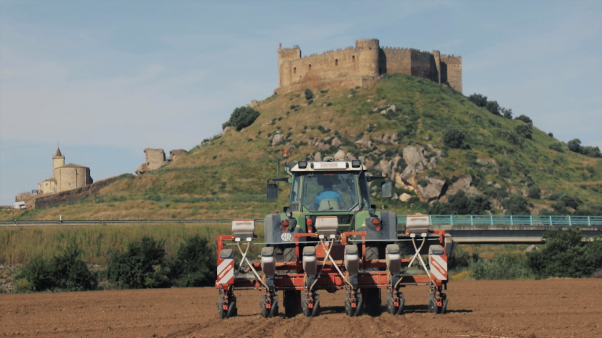 Tractor preparando la tierra para la siembra del maíz