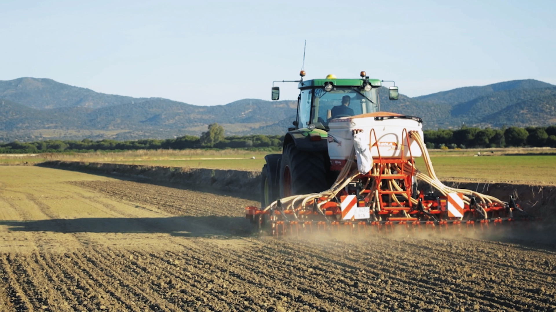 Maquina automática sembrando plantando arroz