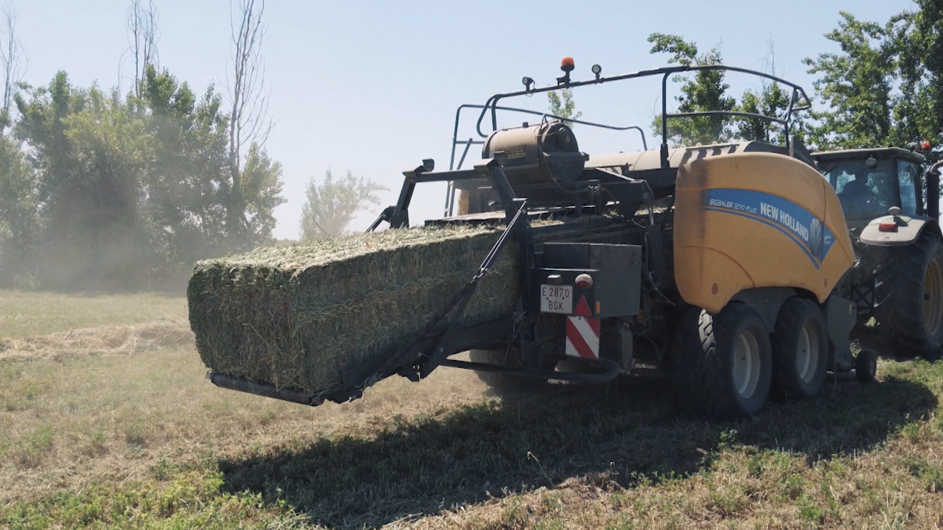 Alpacadora haciendo labores agrícolas.