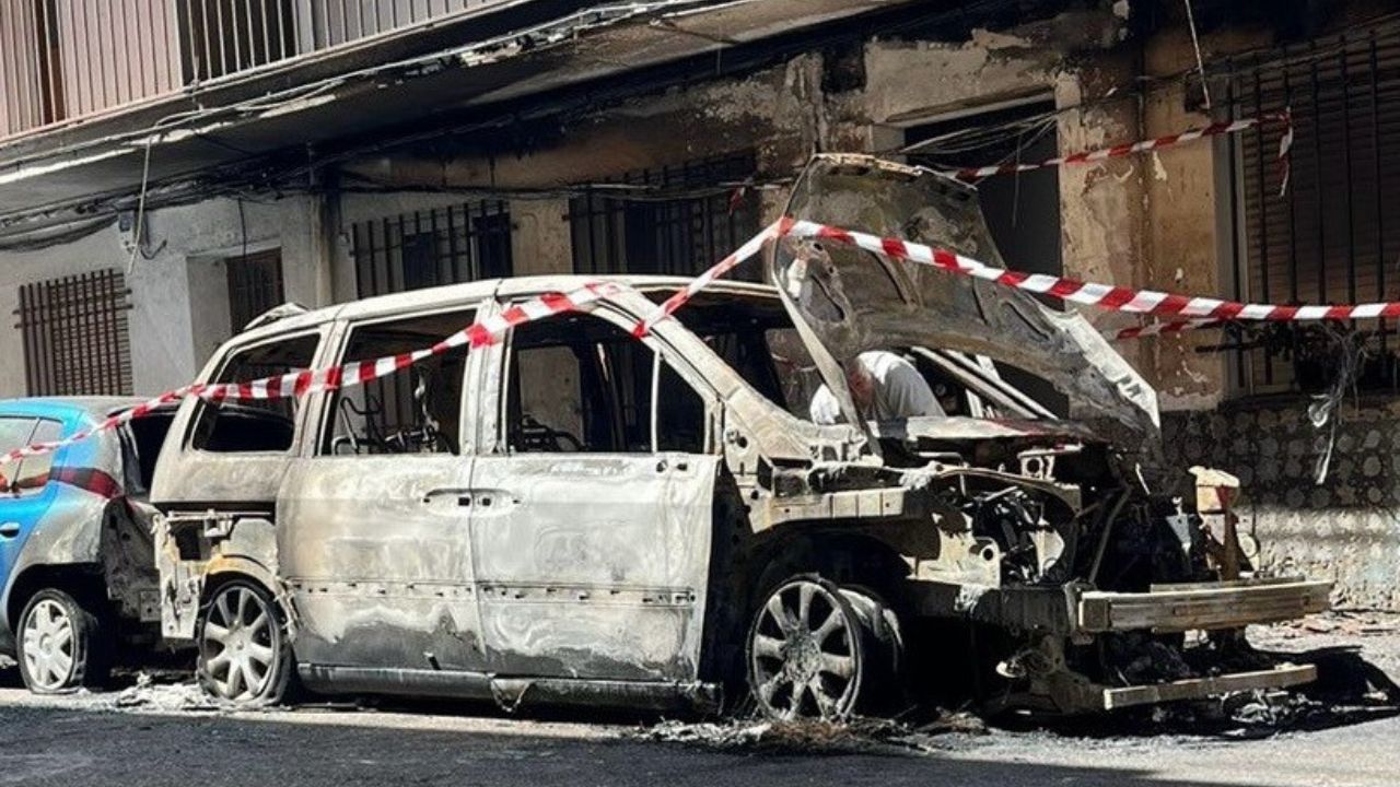 Vehículo calcinado en Moraleja