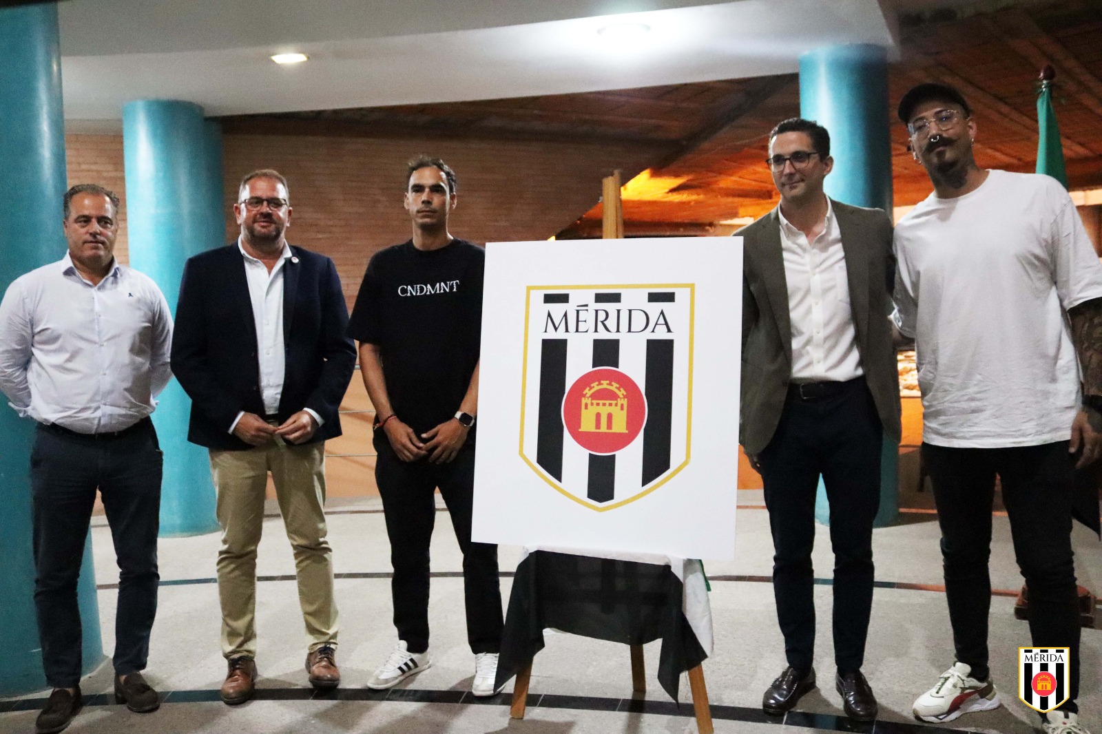 David Romero, a la izquierda del nuevo escudo del Mérida AD.