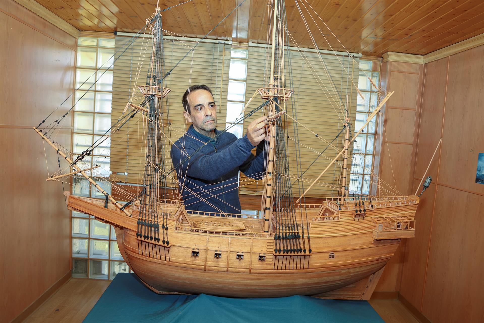 El modelista pacense Máximo Agudo posa junto a su maqueta en madera del galeón "Nuestra Señora del Juncal" a escala 1:20, hundido frente a las costas de México en 1631, este jueves en su taller en Mérida.