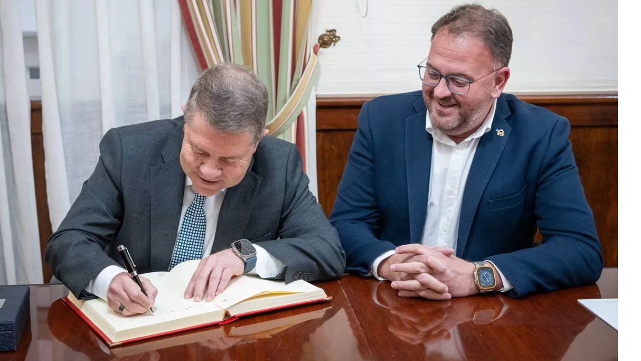 García-Page visita el Ayuntamiento de Mérida para mantener un encuentro con el alcalde