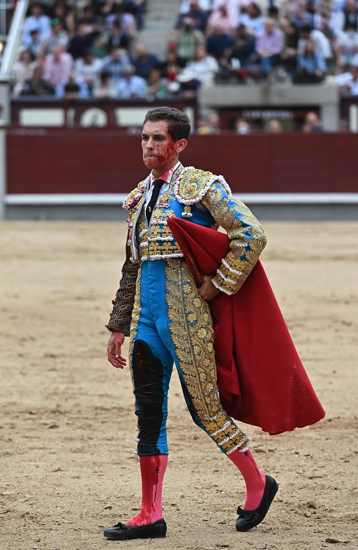 Ginés Marín, con la hemorragia en el muslo derecho tras matar al toro y recibir la ovación del tendido