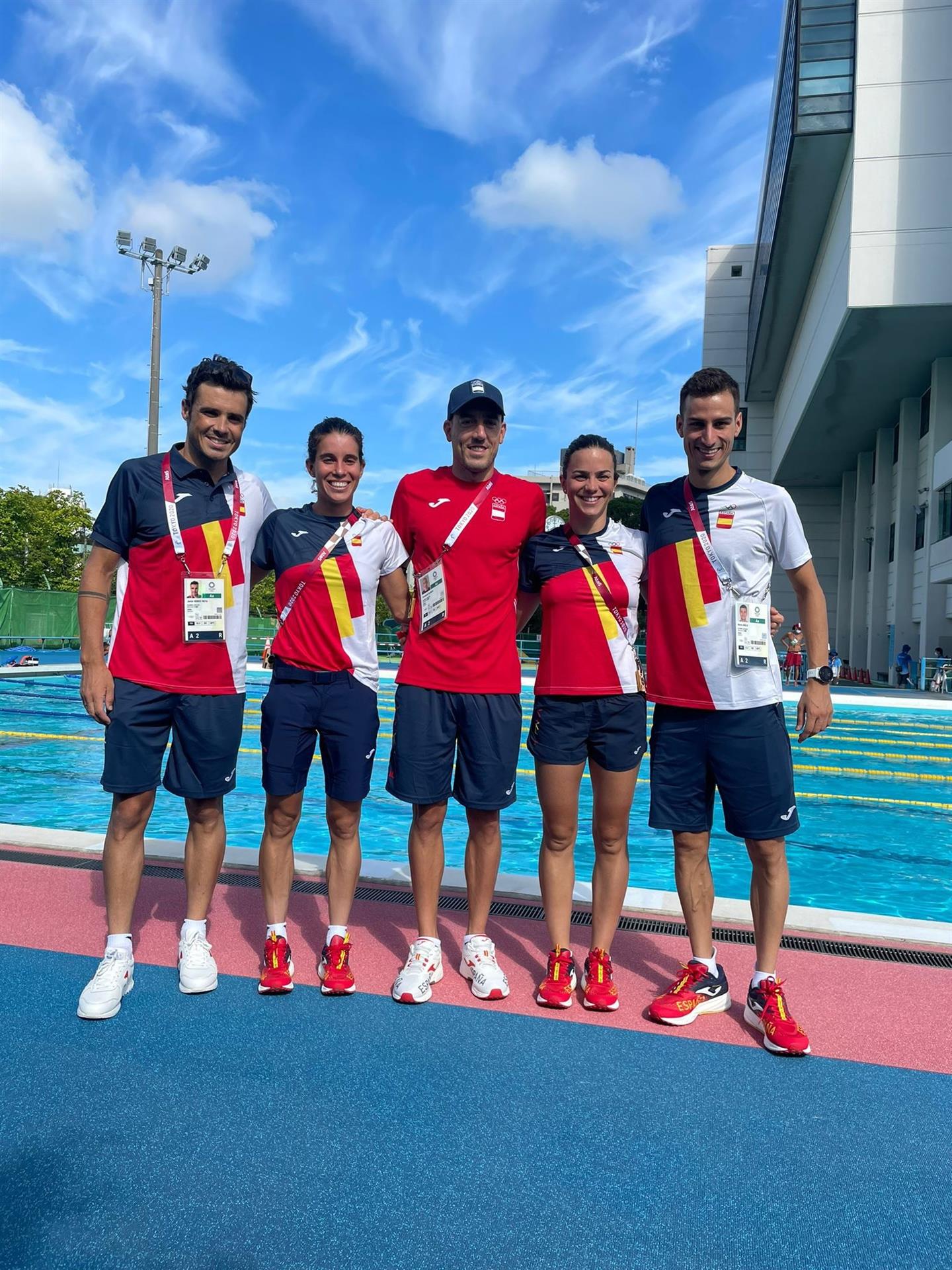 Los triatletas españoles Javier Gómez Noya, Miriam Casillas, Fernando Alarza, Anna Godoy y Mario Mola posan en el ámbito de su participación en los Juegos Olímpicos de Tokio 2020. EFE/ Federación Española de Triatlón