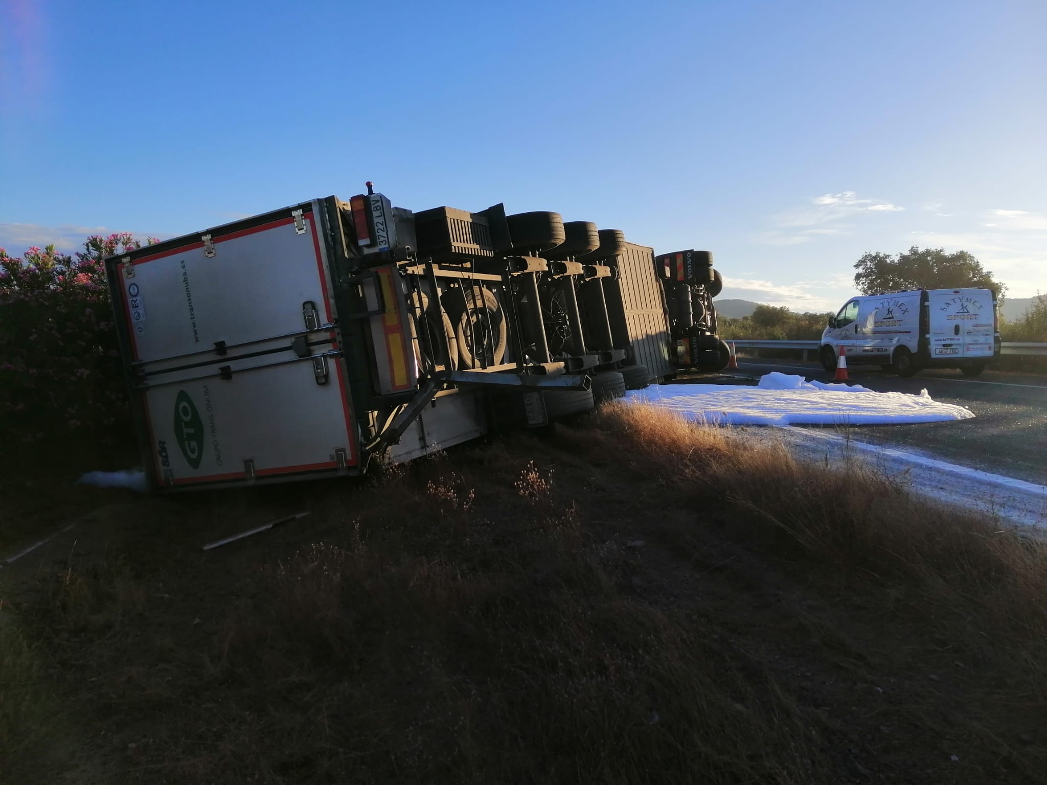 El camión, volcado en la carretera