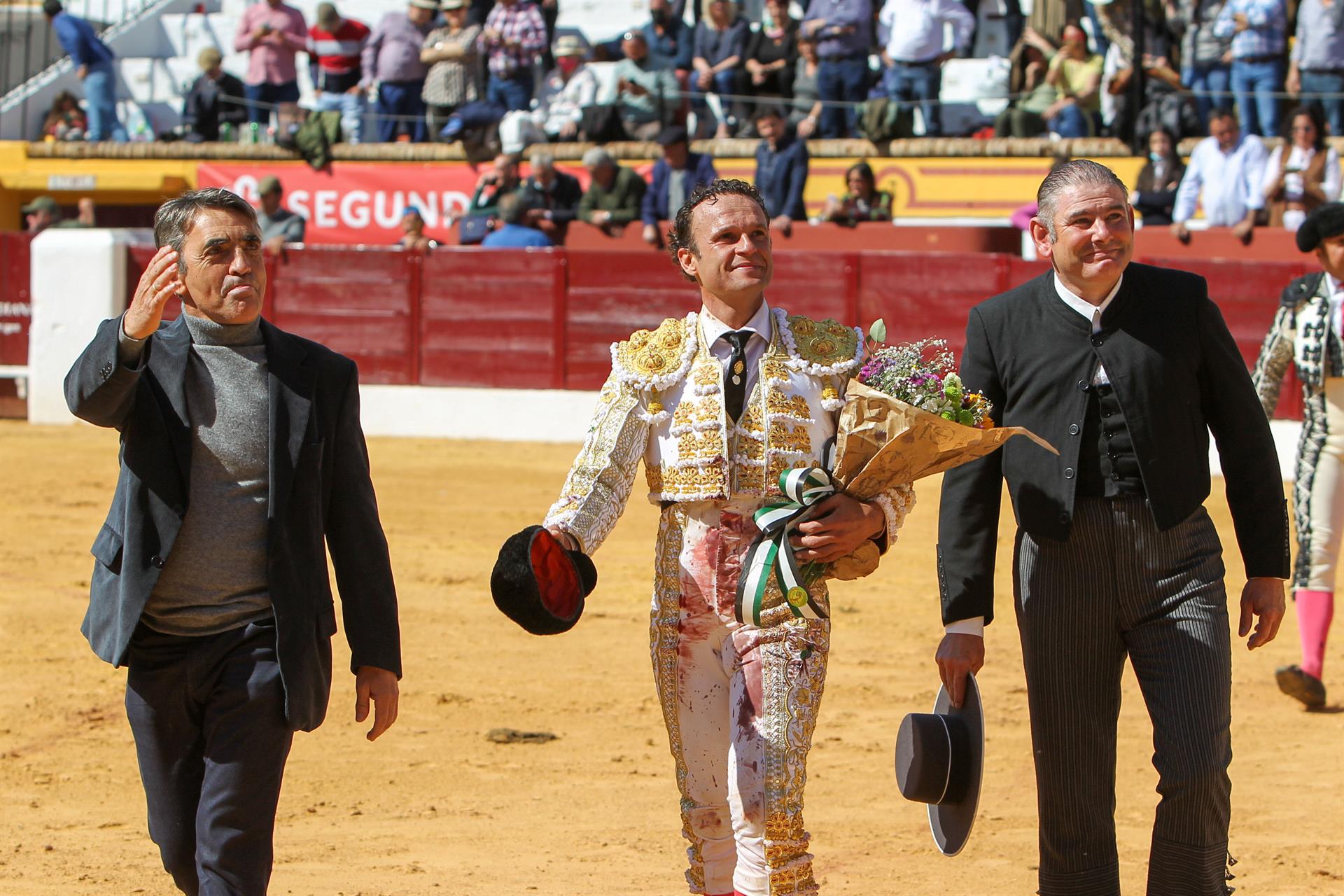 El diestro Antonio Ferrera (c), en la plaza de Olivenza, donde este domingo se ha enfrentado a seis toros de la ganadería de Victorino Martín (i), en la Feria de Olivenza 2022 en su 31 edición.