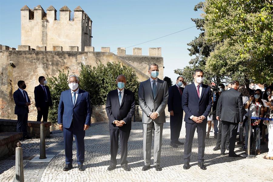  presidente del Gobierno, Pedro Sánchez, el rey Felipe VI , junto con presidente portugués Marcelo Rebelo de Sousa y el primer ministro luso Antonio Costa durante el paseo por la muralla de la ciudad durante el acto oficial de la reapertura, tras tres meses y medio cerradas por el coronavirus, de la fronteras entre España y Portugal este miércoles en Badajoz