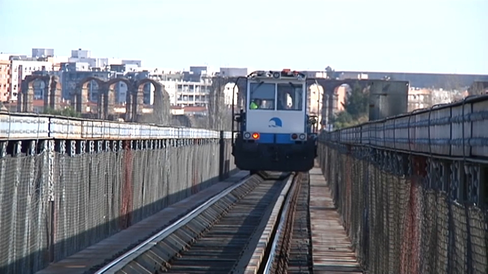 Así es la zona por la que circulan los trenes en este puente