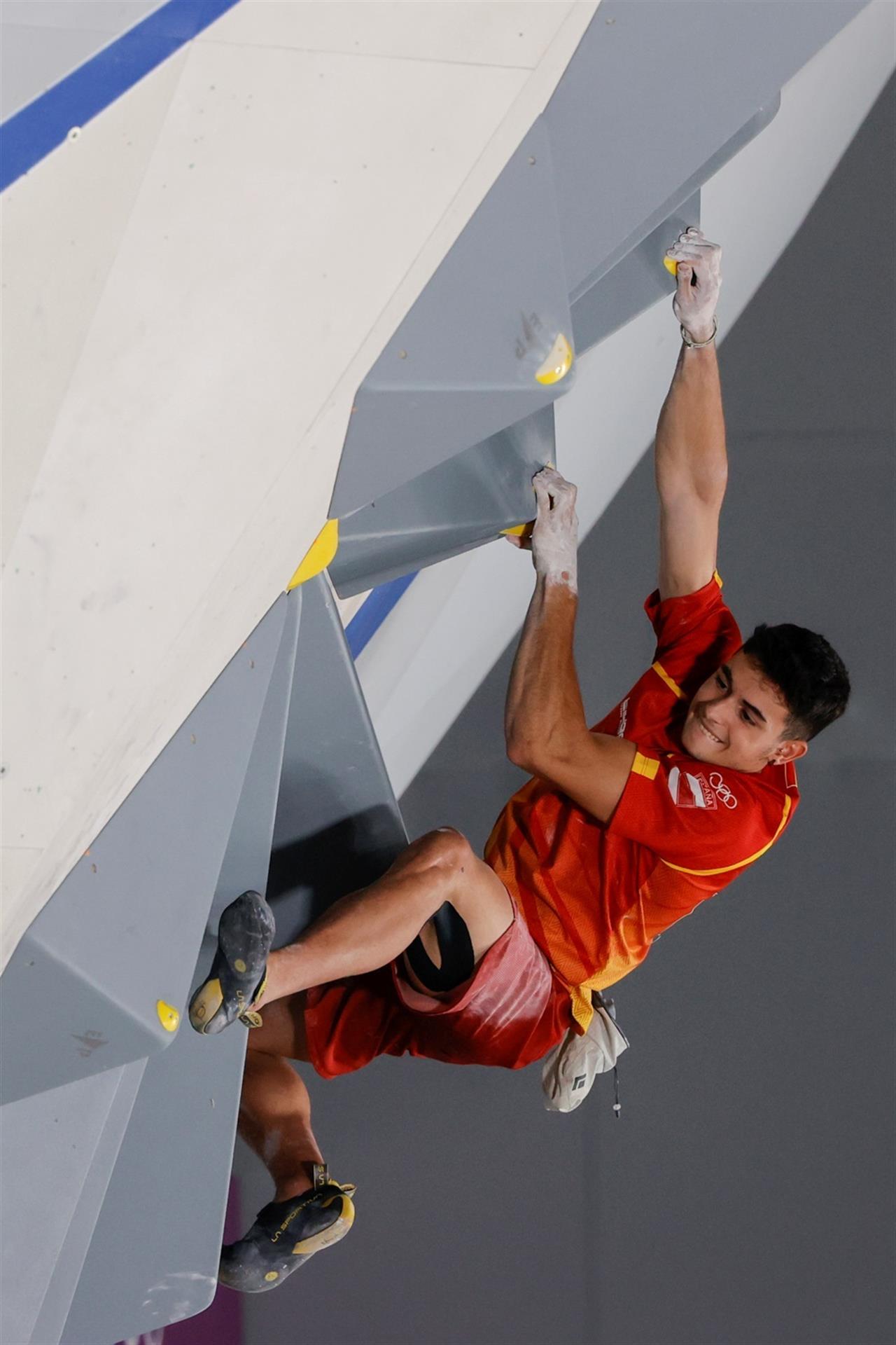  El español Alberto Ginés durante la prueba de escalada en bloque o búlder durante los Juegos Olímpicos 2020, este jueves en el Parque de Deportes Urbanos de Aomi en Tokio (Japón)