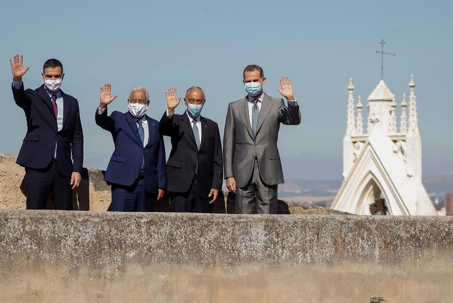  presidente del Gobierno, Pedro Sánchez, el rey Felipe VI , junto con presidente portugués Marcelo Rebelo de Sousa y el primer ministro luso Antonio Costa durante el paseo por la muralla de la ciudad durante el acto oficial de la reapertura, tras tres meses y medio cerradas por el coronavirus, de la fronteras entre España y Portugal este miércoles en Badajoz