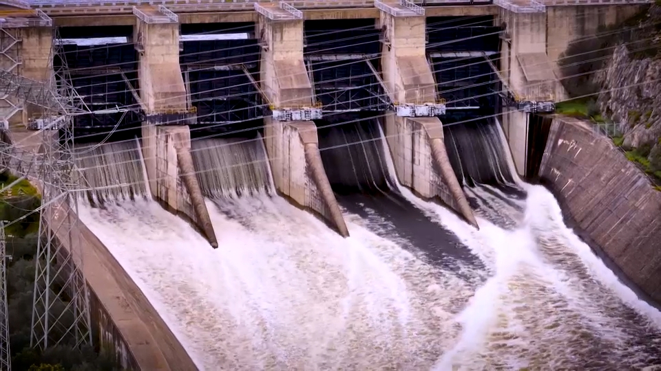 Las presas de Alcántara y Cedillo siguen desembalsando agua