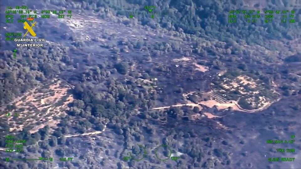 La Guardia Civil sobrevuela la zona afectada por el incendio de Jarilla para detectar posibles reactivaciones